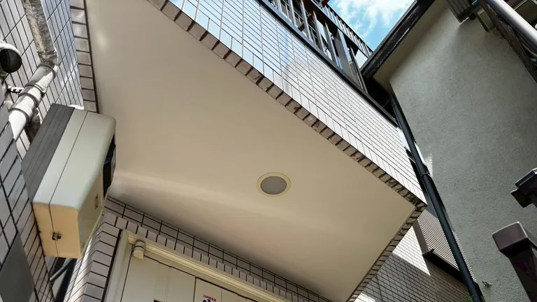 ヒイラギ建装が塗装した白い軒天と外壁の施工後の様子