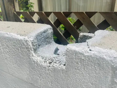 角が大きく欠けたブロック塀の補修前