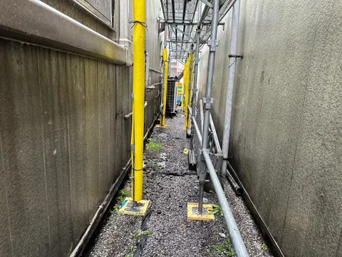 狭い建物間に設置した外壁作業用の足場