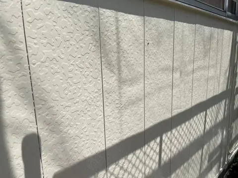 明るい色に仕上げた細い通路側の外壁