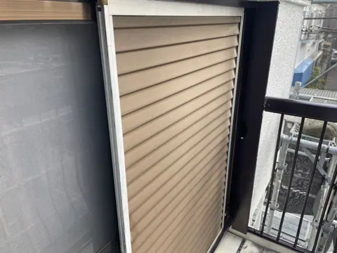 色あせが見られる雨戸の塗装前
