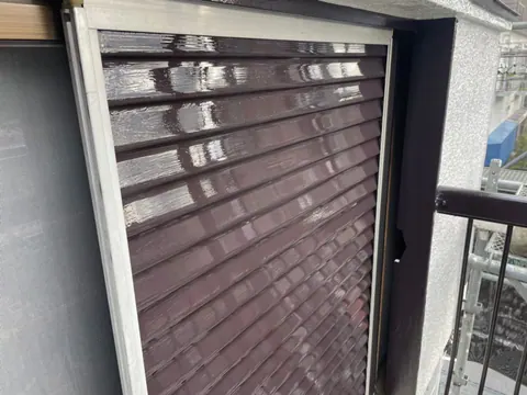 赤茶色に塗り替えた雨戸の塗装後