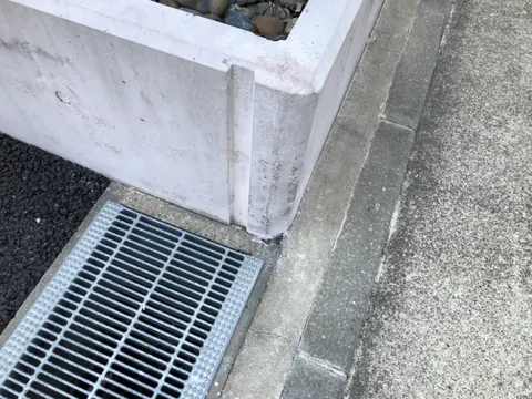 角のひび割れを埋めて整えた塀の補修後