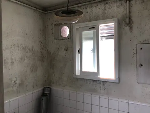壁面全体に汚れが見られる室内壁の塗装前