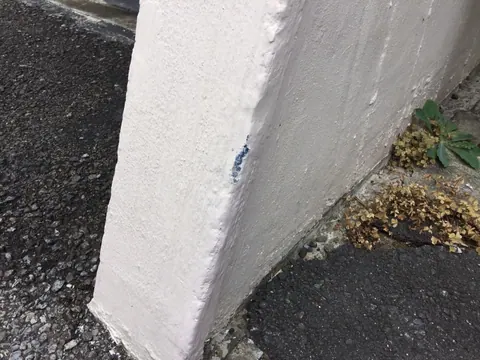 角に小さな欠けが見られる塀の補修前