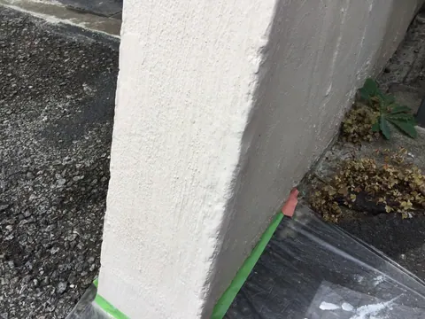 欠けを整えて塗装した養生中の塀