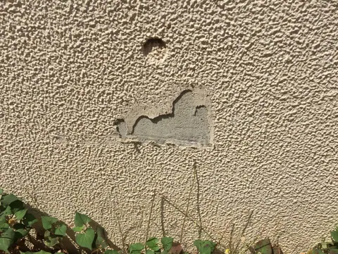 広い範囲で表面が欠けた外壁の補修前