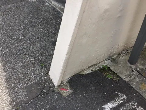 欠けを目立たなく整えた塀の補修後